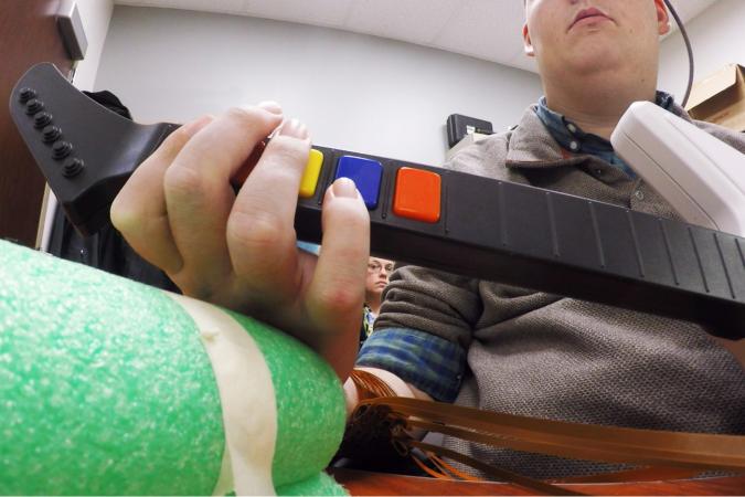 Имплантат позволил парализованному человеку сыграть в Guitar Hero - Изображение 1 Имплантат позволил парализованному человеку сыграть в Guitar Hero - Изображение 1