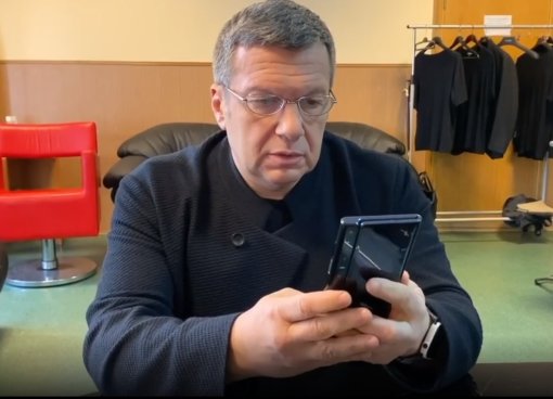 Хватит политики: Владимир Соловьёв снял распаковку и сравнение складного флагмана Huawei Mate X