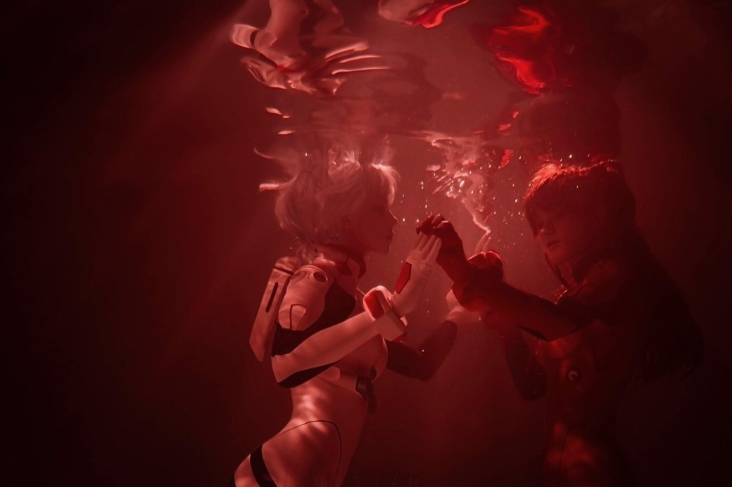 Утопающие, но все еще прекрасные Аска и Рэй в косплее Neon Genesis Evangelion. - Изображение 1